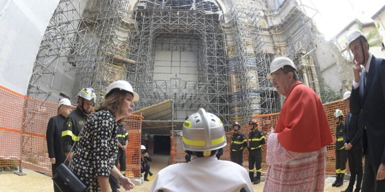 La chiesa non è ancora agibile dal terremoto del 2009