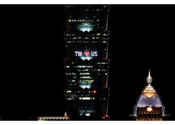 'Scritta luminosa Thank you' sul Taipei 101