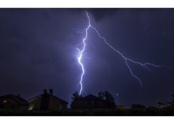 Sono caduti alcuni calcinacci ma nessuno è rimasto ferito