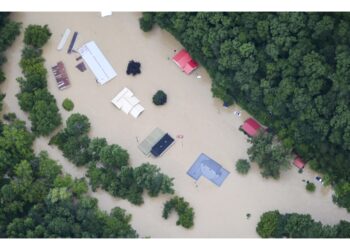 Soccorritori alla ricerca degli ancora moltissimi dispersi