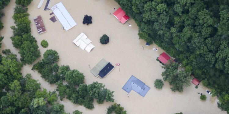 Soccorritori alla ricerca degli ancora moltissimi dispersi