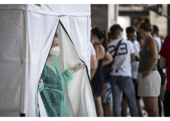 In calo le terapie intensive e i ricoveri ordinari