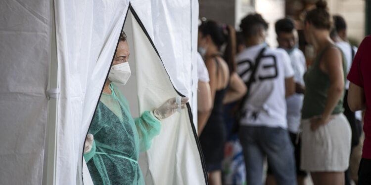 In calo le terapie intensive e i ricoveri ordinari