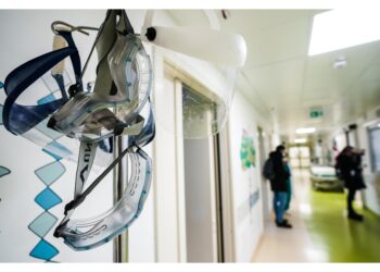 Netta discesa dei casi attuali e dei ricoveri ospedalieri