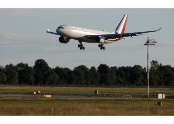 Volo di ritorno da Usa sbarca presidente a Nantes e sbaglia