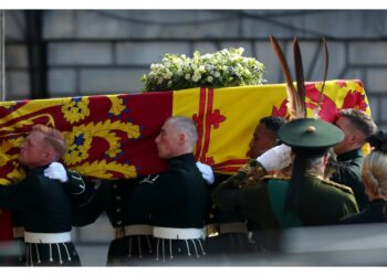 Elisabetta II torna per l'ultima volta a Buckingham Palace