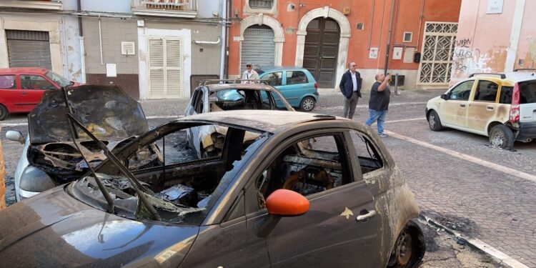 Tre veicoli sono stati distrutti dall'incendio