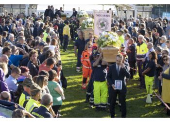 'Grazie del nostro piccolo infinito' dice dopo funerale