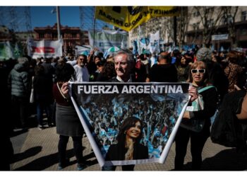 Organizzazioni e cittadini manifestano 'a difesa democrazia'