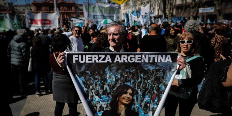 Organizzazioni e cittadini manifestano 'a difesa democrazia'