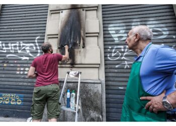 In fiamme una corona d'alloro