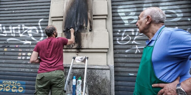 In fiamme una corona d'alloro