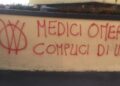 Scritte no vax ospedale Cantù