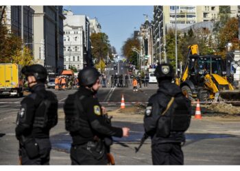 Persone sotto le macerie. L'allarme continua