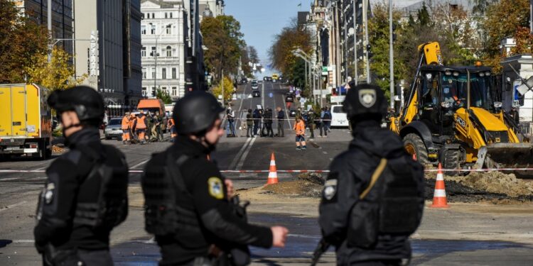 Persone sotto le macerie. L'allarme continua