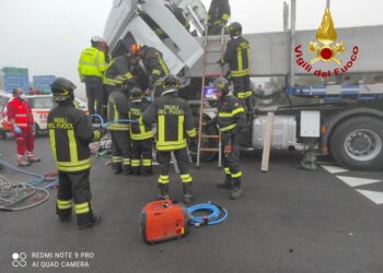 L'infortunio dopo un incidente contro un'auto nel Milanese