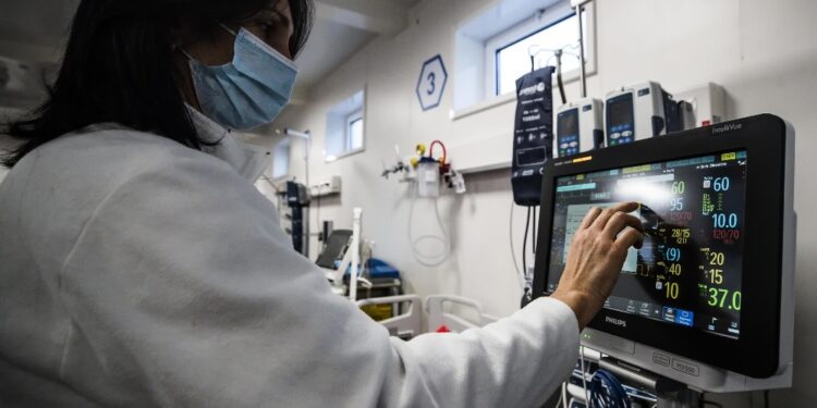 Cala ancora l'incidenza ma aumentano i ricoveri in area medica