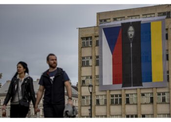 Fra bandiere ceca e ucraina. Stampa russa