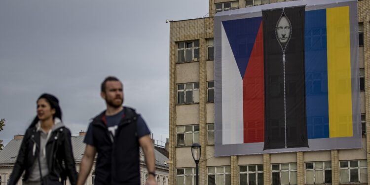 Fra bandiere ceca e ucraina. Stampa russa