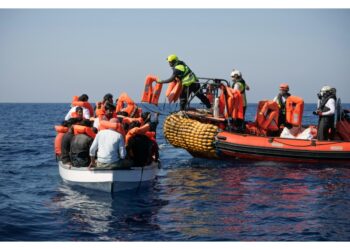 Persone soccorse al largo Libia