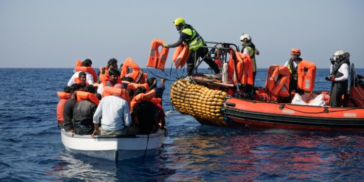 Persone soccorse al largo Libia