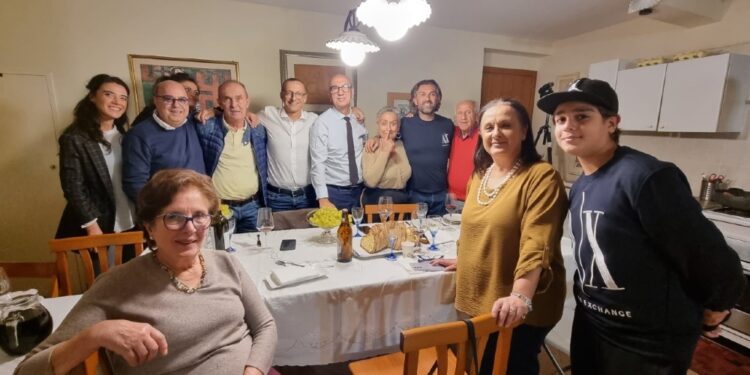 A cena con famiglie del posto