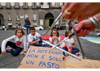 Bimbi e genitori allestiscono mensa davanti sede Municipio