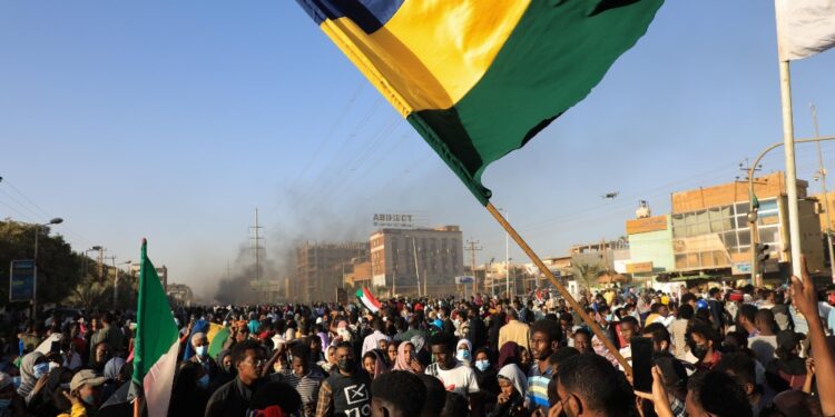 Manifestanti contro forze di sicurezza nella capitale blindata