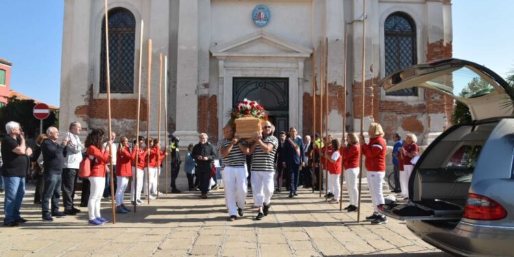 Funerale 'storico' regatante che 'segue' compagno 'Ciaci'