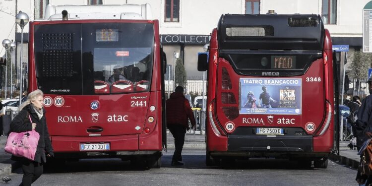 Conducente Atac lo ha portato in cabina e ha chiamato genitori