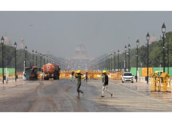 Nebbia e fumo portati da fuochi nei campi di campagne confinanti