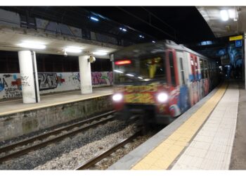 Convoglio stava entrando in stazione a bassa velocità.Stop linea