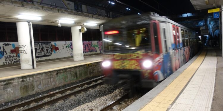 Convoglio stava entrando in stazione a bassa velocità.Stop linea