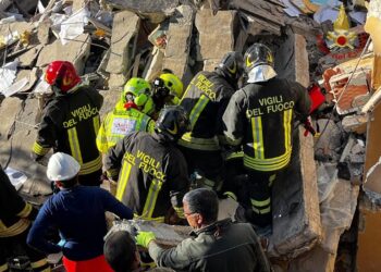 Cadavere estratto dalle macerie dopo 7 ore di scavi