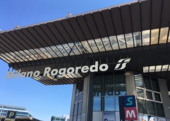 Era seduto vicino ai binari fuori dalla stazione di Rogoredo