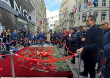 Garofani rossi per commemorare le vittime sul luogo dell'attacco