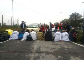 Protesta degli ambientalisti negli aeroporti di 12 Paesi