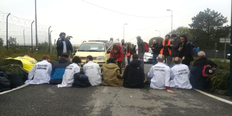 Protesta degli ambientalisti negli aeroporti di 12 Paesi