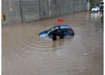 Era rimasta bloccata in auto a causa delle forti piogge