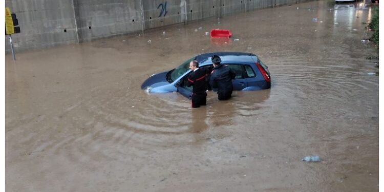 Era rimasta bloccata in auto a causa delle forti piogge