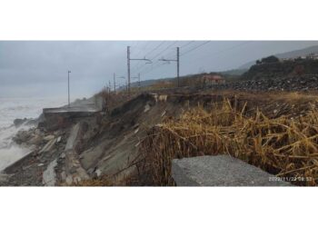 Crollato tratto muro sostegno. Treni a velocità ridotta