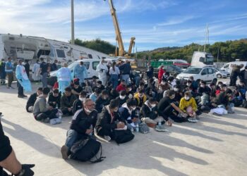 Anche donne e bambini su barca in avaria al largo di Roccella