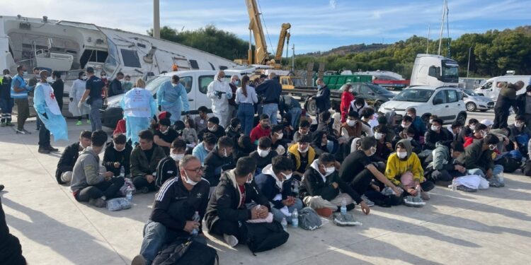 Anche donne e bambini su barca in avaria al largo di Roccella