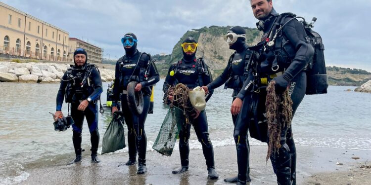 Stamattina ripulita anche la spiaggia lungo il Molo Cappellini