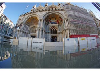 Per prima volta chiesa all'asciutto pur con la piazza allagata