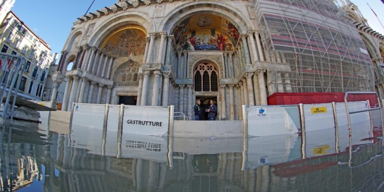 Per prima volta chiesa all'asciutto pur con la piazza allagata