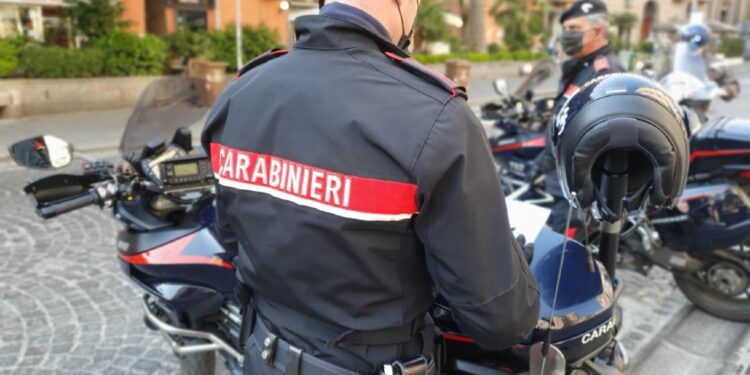 Forse dopo lite. In camera trovato pugnale da combattimento