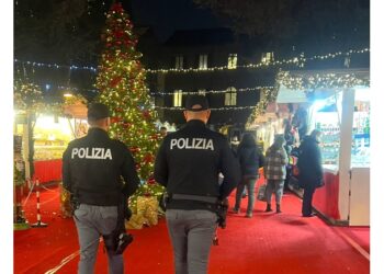 Polizia chiamata da commessa che poi gli ha regalato abiti