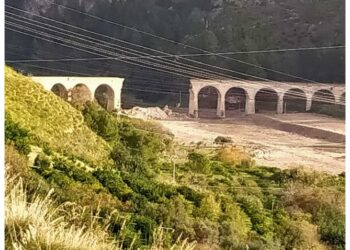 Sugli argini del fiume sottostante erano in corso lavori