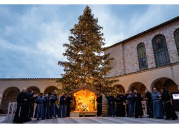 In video l'augurio cantato intorno a presepe piazza S. Francesco